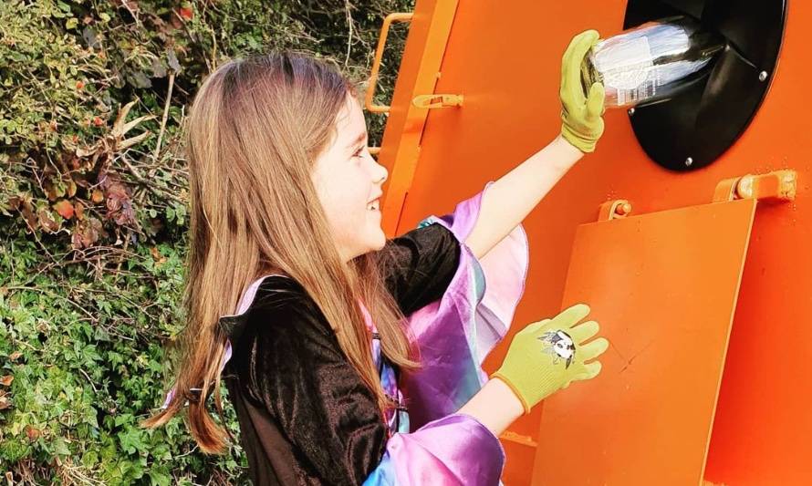 Niña de siete años ofrece reciclaje de vidrio para sus vecinos