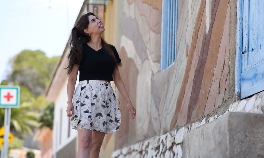 Camila Montoya: la profesora que rescata el patrimonio cultural de Canela a través de murales de tierra