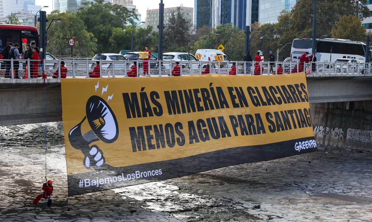 Acción sobre el Mapocho: Greenpeace alerta sobre la destrucción de glaciares en la Región Metropolitana