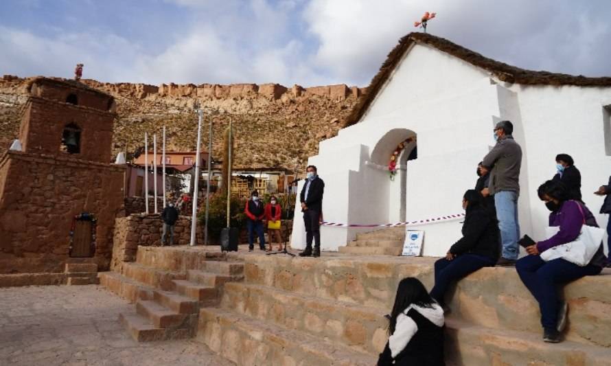 Comunidad Atacameña de Caspana ilumina su iglesia con energía solar