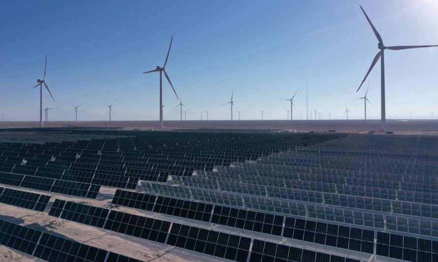 Primera planta híbrida eólica y solar en Chile cuenta con 60% de avance
