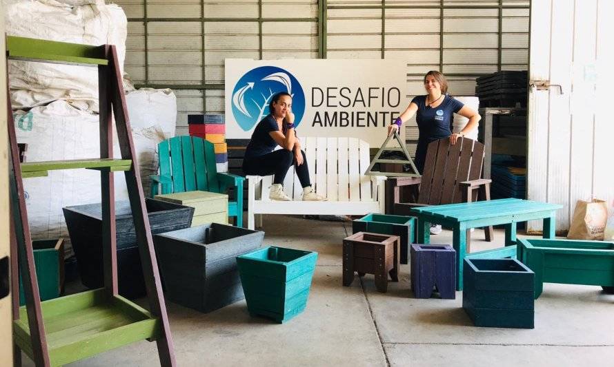 Startup femenina transforma la basura plástica en sillas y material de construcción