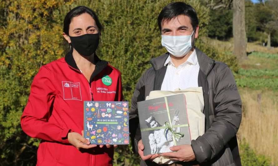 Ministerio de Agricultura donó libros a escuela de Chiloé en el “Día de la Educación Rural” 