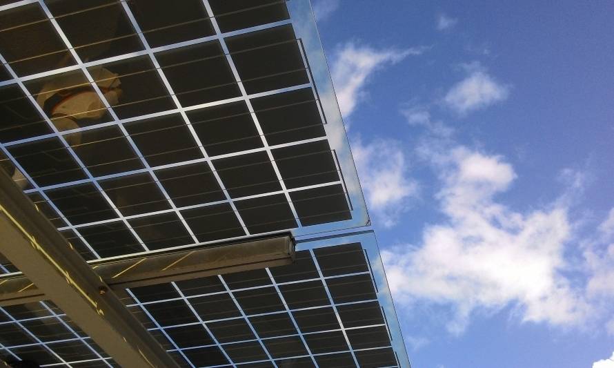 Paneles solares buscan enfriar lagos afectados por cambio climático