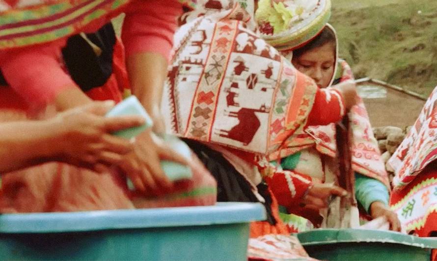 Jabón para lavar ropa purifica agua de los ríos en Perú
