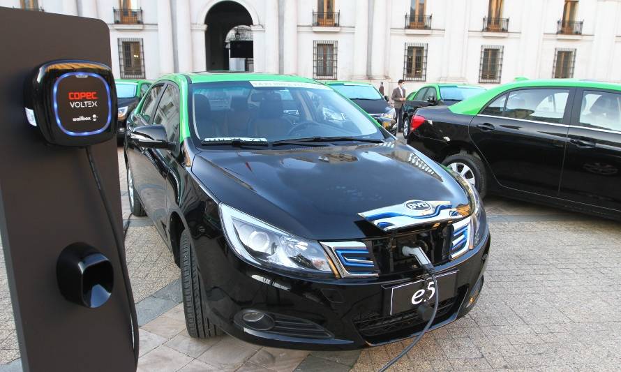 Entregan primeros 50 taxis eléctricos que circularán por Santiago