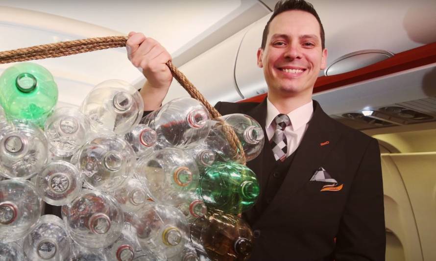 Aerolínea crea uniformes hechos con botellas recicladas