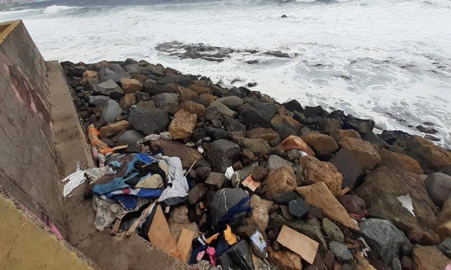 Maletas, ropa y frazadas: los nuevos desechos que se acumulan en playas de Antofagasta