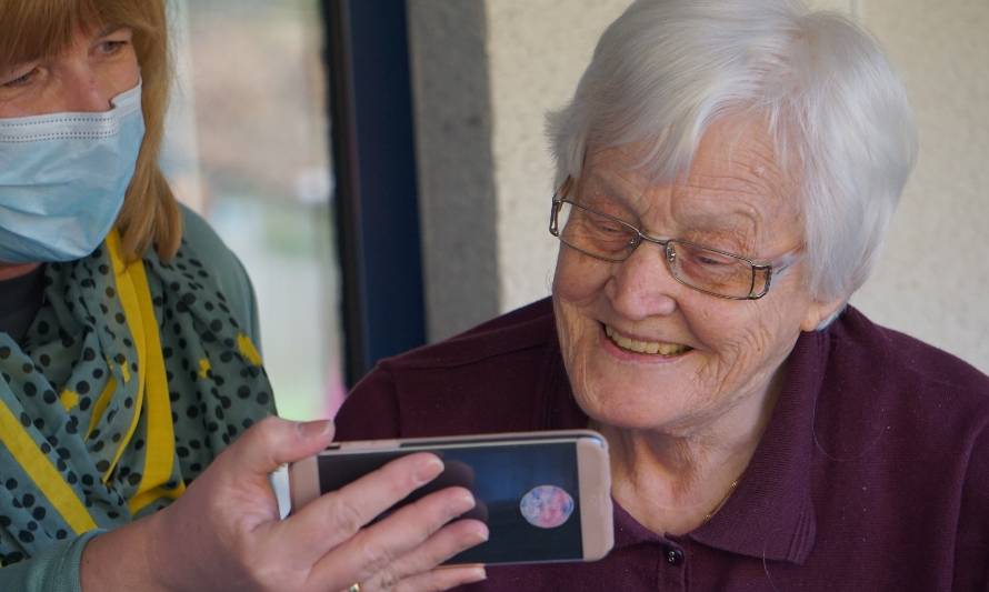 Seniors Tech: 92% de las personas mayores valora el uso de internet en su vida 