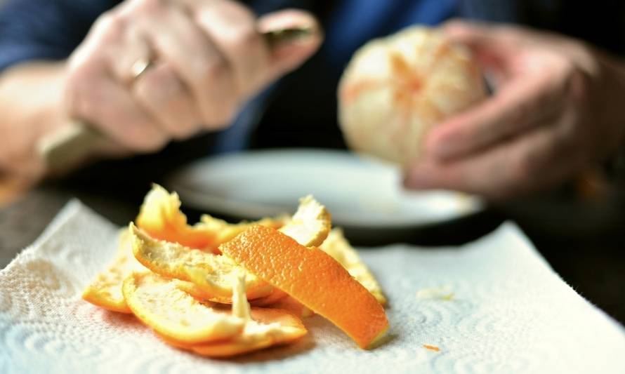 Elabora tu propio limpiador con cáscaras de naranja y limón