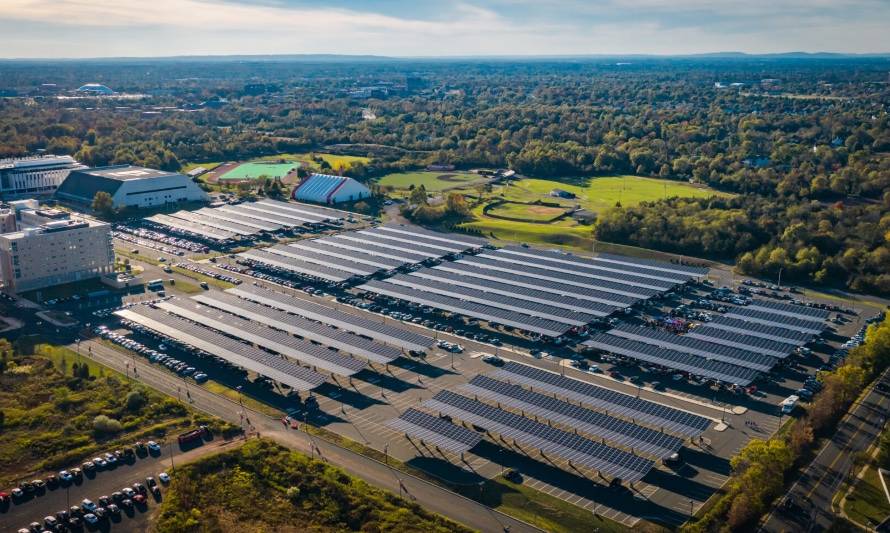 Proponen instalar paneles fotovoltaicos en los estacionamientos