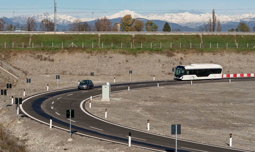 Crean innovador asfalto que recarga vehículos eléctricos mientras circulan