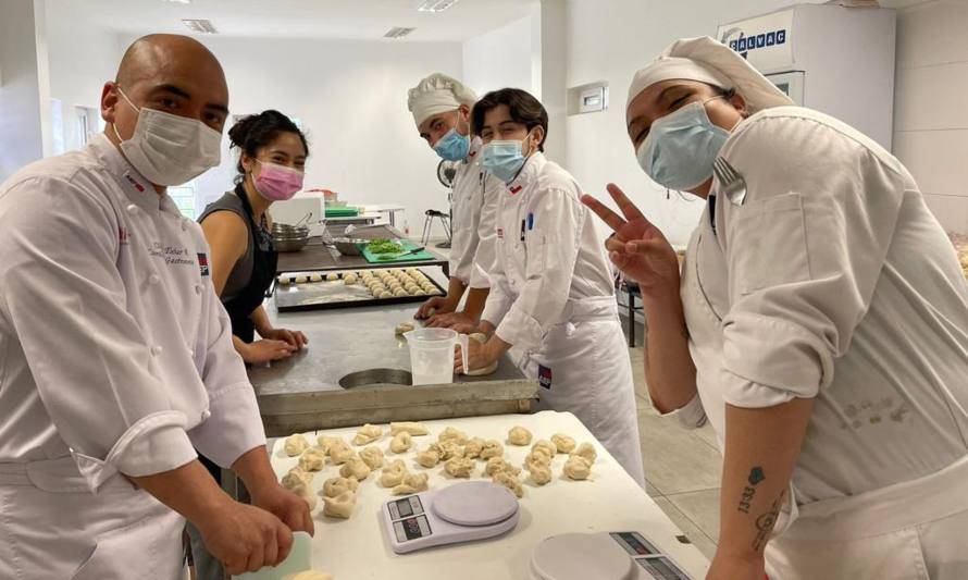 Estudiantes de Gastronomía y Técnico en Turismo se unen para combatir el hambre en Chile