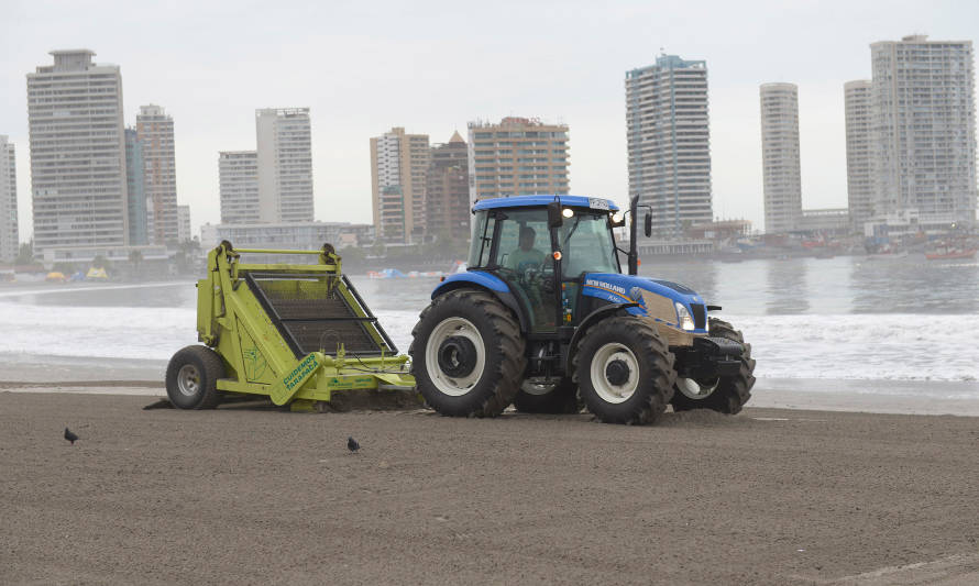 Máquina limpiadora de playas recolectó 43 toneladas de basura en Iquique