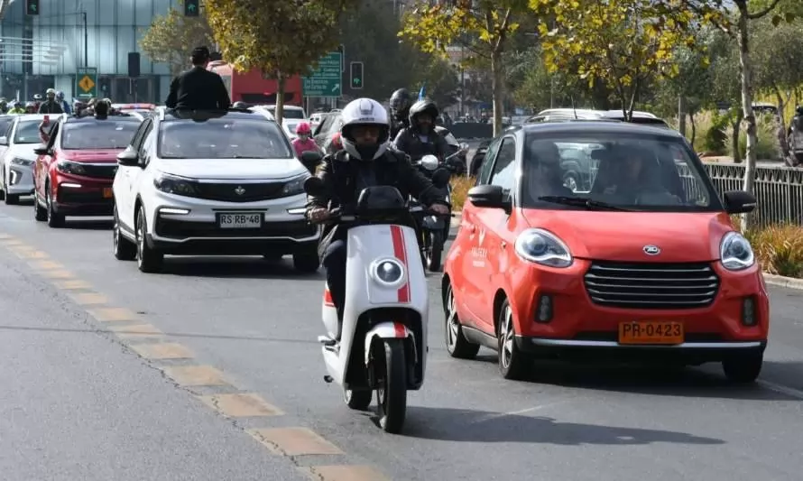 Caravana de vehículos eléctricos se tomó las calles de Santiago