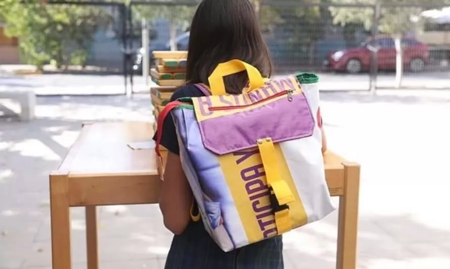 Innovación social: vecinos de Providencia reutilizan pancartas para confeccionar mochilas