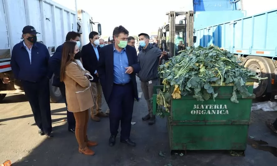 Ministro Valenzuela destaca iniciativa de valorización de residuos orgánicos para ir en apoyo de crianceros
