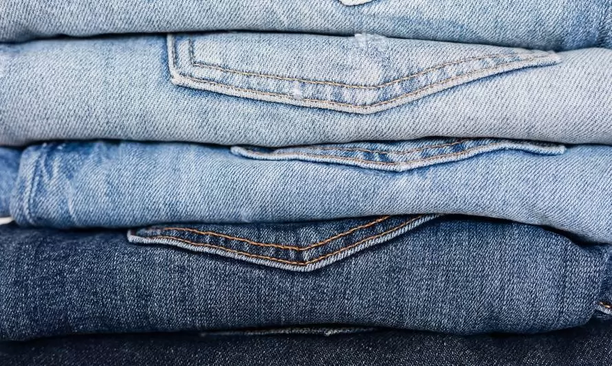 ¿Sabías que los jeans contaminan el agua al lavarlos? 