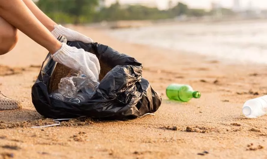 Investigación de la UNAB mediría la contaminación por plástico en el borde costero chileno
