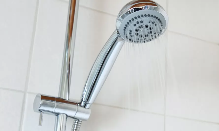 Innovador dispositivo ayudará a reutilizar el agua fría de la ducha