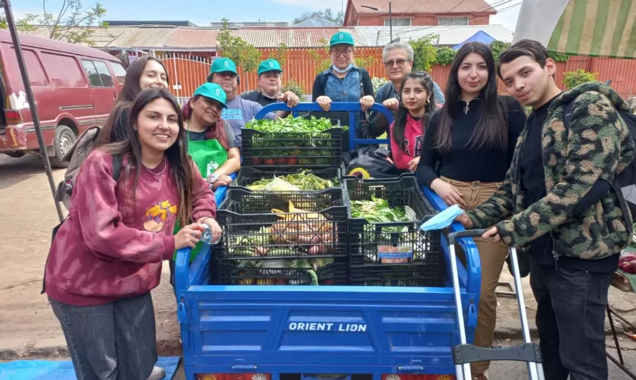 Estudiantes de ingeniería rescatan alimentos en ferias libres para vecinos vulnerables 