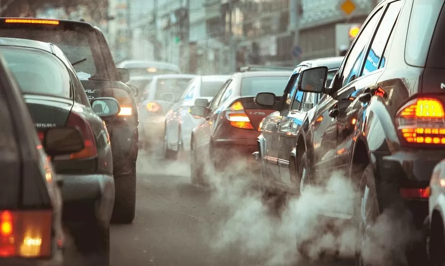 ¿Sabe usted lo que contamina su vehículo? Bencina y diésel, ambos bajo la lupa