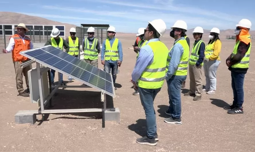 Estudiantes de pre y postgrado concluyen pasantía 
con visita a Plataforma Solar Desierto de Atacama