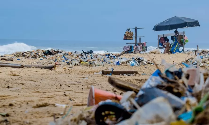Más del 80% de los latinoamericanos está muy preocupado en torno a la contaminación por plásticos