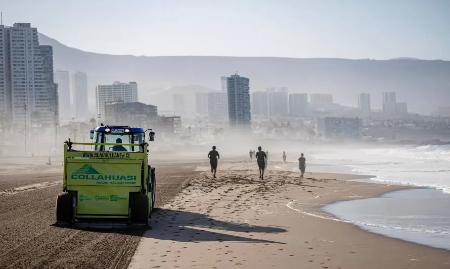 Máquina barredora de playas cumple un año mejorando la limpieza de los balnearios de Iquique