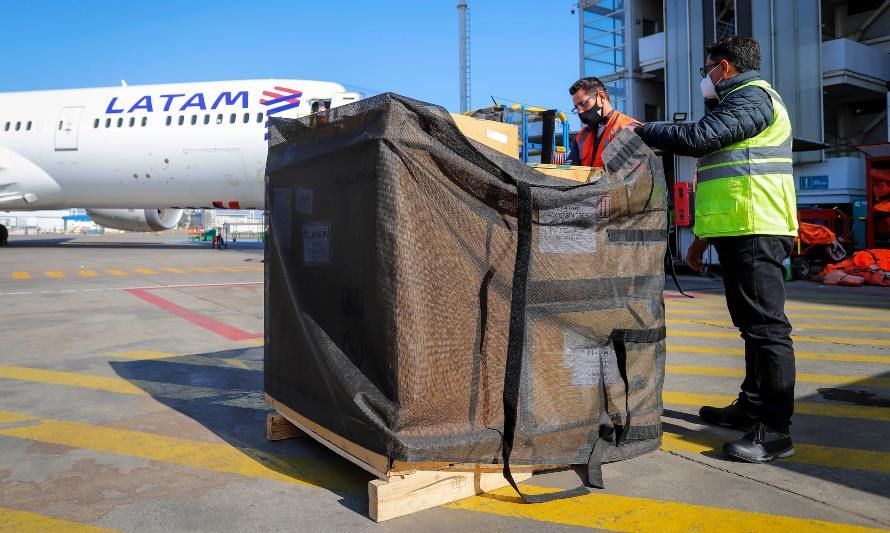 Ideas de dos trabajadores le permitirán a LATAM Cargo reducir en casi 70 toneladas el uso de plástico al año en Chile