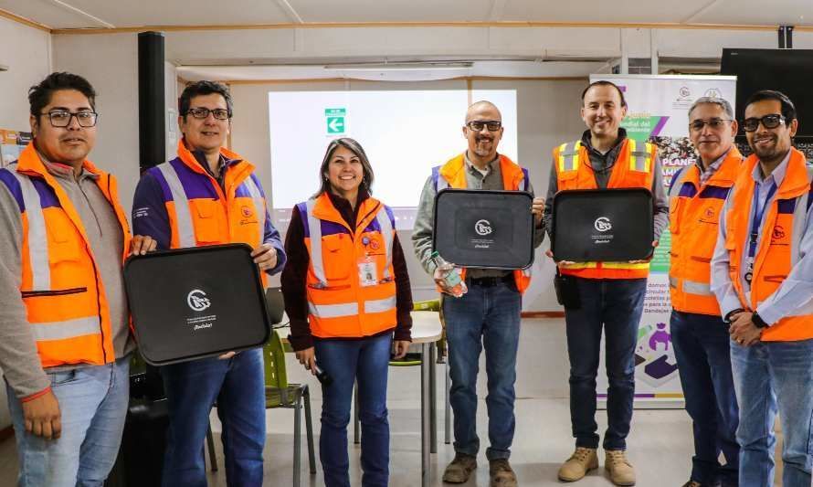 Minera El Abra comienza a usar bandejas elaboradas con botellas plásticas recicladas en sus casinos