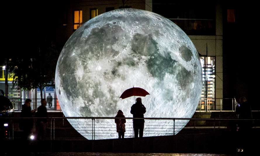Obra itinerante de Luke Jerram inicia “Ruta de la Luna” por Chile