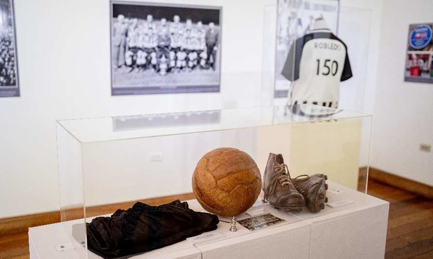 Sala de Arte Casa Collahuasi celebra el mes de la chilenidad con homenaje al goleador pampino Jorge Robledo