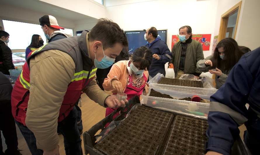 HIF Chile celebra con jóvenes de Unpade donación de árboles nativos