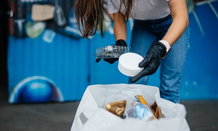 Mascarillas recicladas se convierten en bandejas para los patios de comida