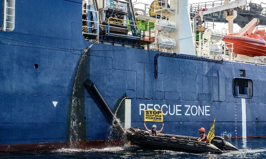 Voluntaria de Greenpeace Chile lucha por detener minería submarina en alta mar