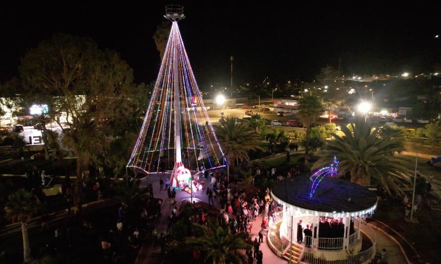 Con el encendido del árbol navideño más grande de Atacama se inicia programa navideño de El Salvador