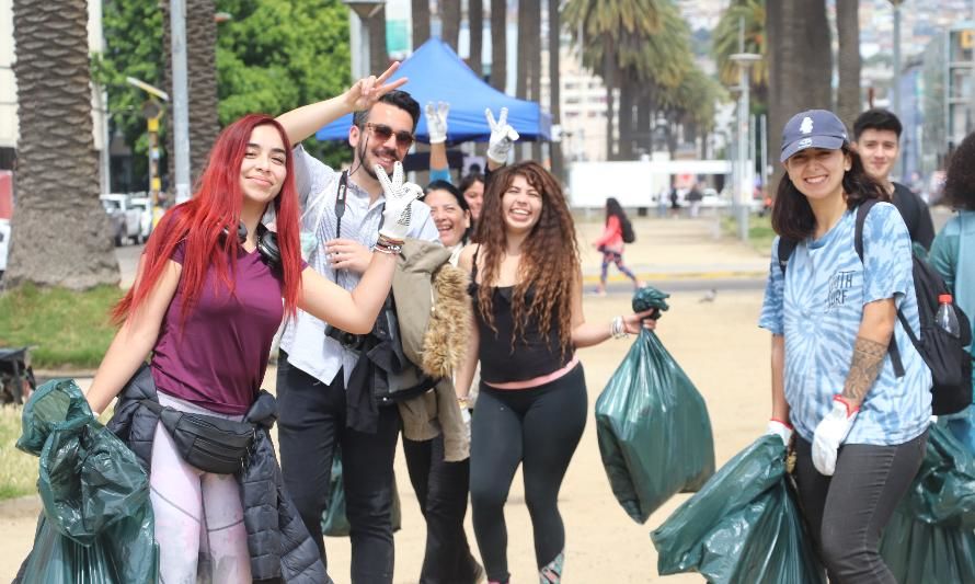 500 voluntarios recolectaron 1,5 toneladas de residuos de Valparaíso
