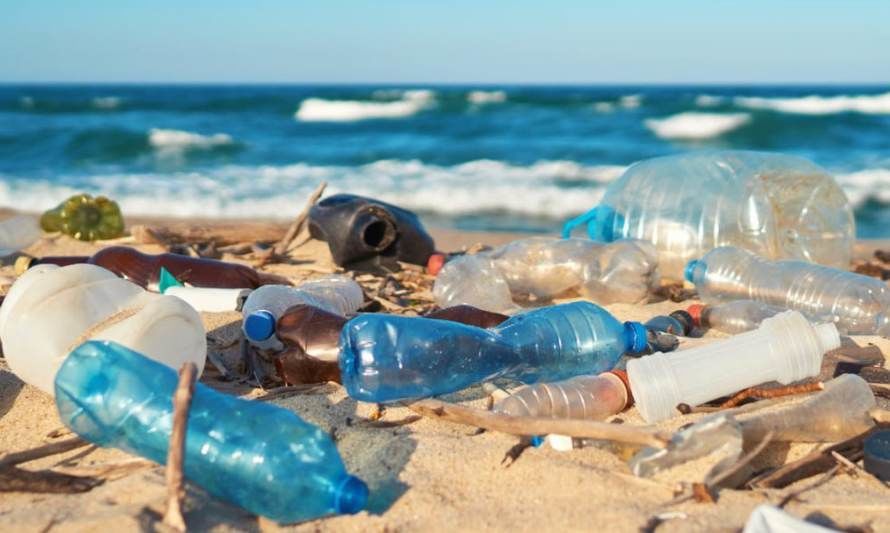Un nuevo estudio aboga por una revolución de la reutilización para atajar la crisis del plástico