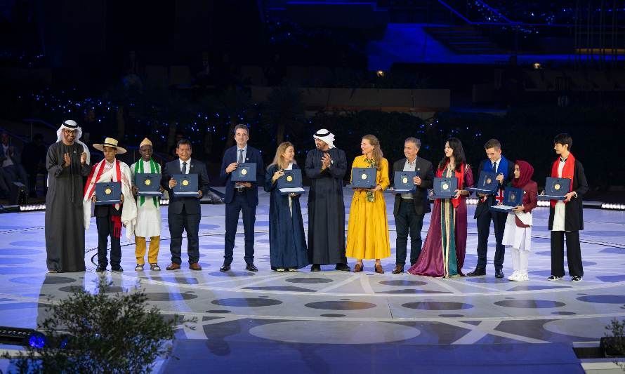11 ganadores galardonados en la ceremonia de entrega del Premio Zayed a la Sostenibilidad celebrada durante la COP28 EAU
