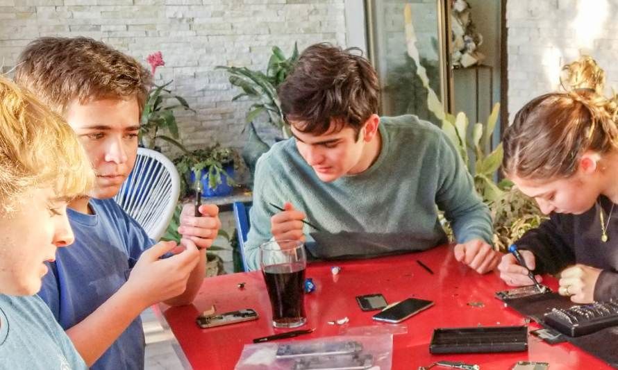 Collecting Dust: Jóvenes arreglan celulares para donarlos a estudiantes vulnerables