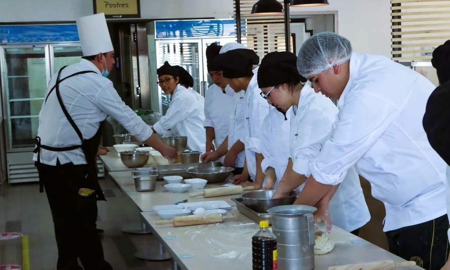 Estudiantes de Calama culminaron segunda versión del programa “Aprendices del Chef” de Ministro Hales