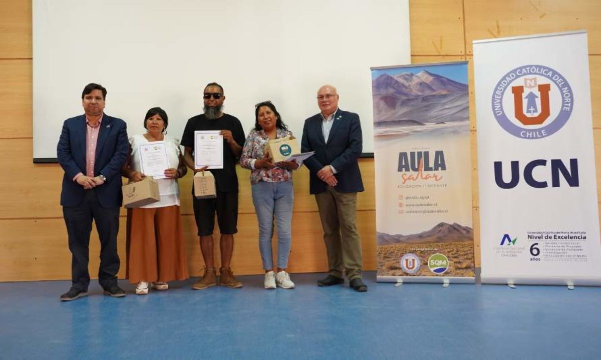 Entregan certificados a estudiantes del programa Aula Salar, Educación Itinerante