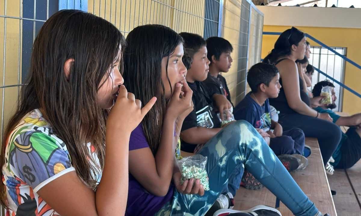 Familias de Inca de Oro disfrutan de tarde de cine con palomitas en pantalla gigante