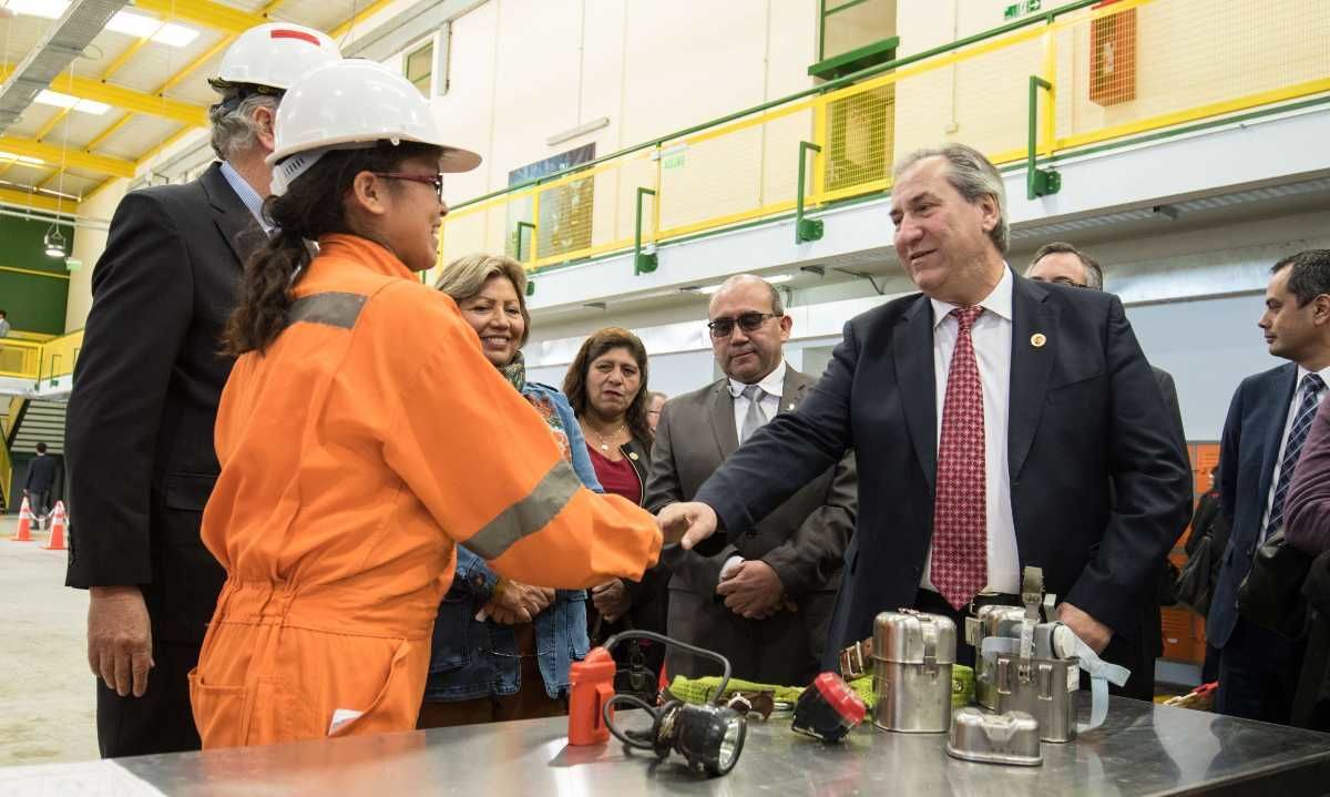 Una puerta abierta al talento joven, convenio empresa-colegio