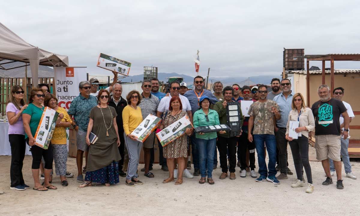 Codelco Salvador hace entrega de luminarias solares móviles a vecinos de Portofino