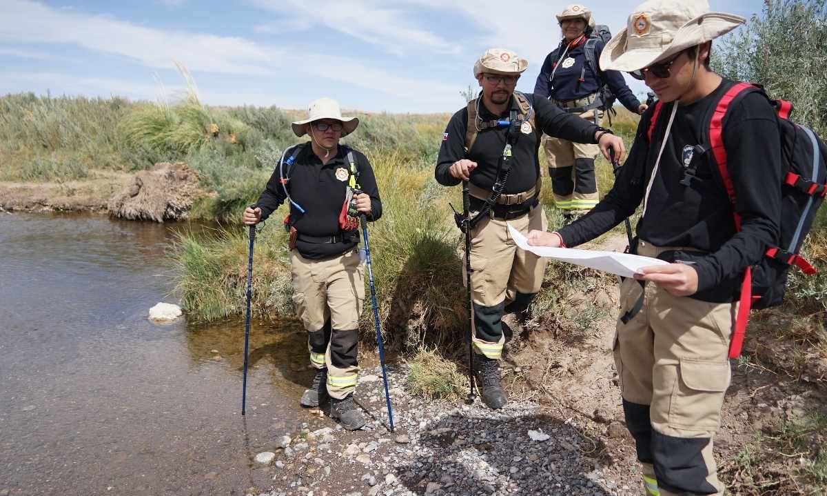 Bomberos de Calama se capacitan en búsqueda y rescate en espacios agrestes