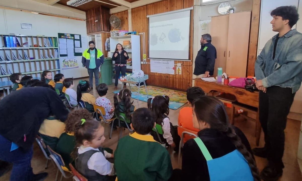 Más de 300 estudiantes y profesores de San Antonio se capacitaron en reciclaje de plásticos