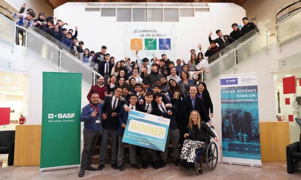 Estudiantes de Quinta Normal inauguran innovador aerogenerador eólico para promover la sostenibilidad escolar