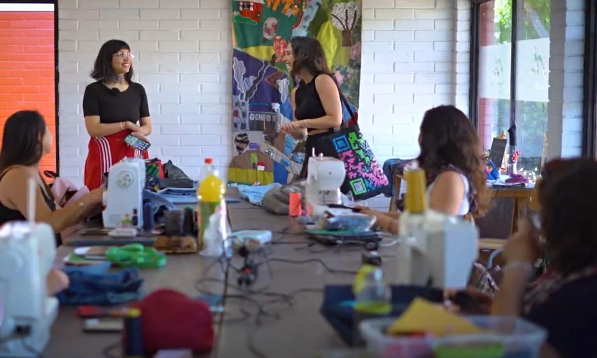 Taller de Upcycling: Vecinas de Puente Alto transforman prendas en desuso en piezas únicas